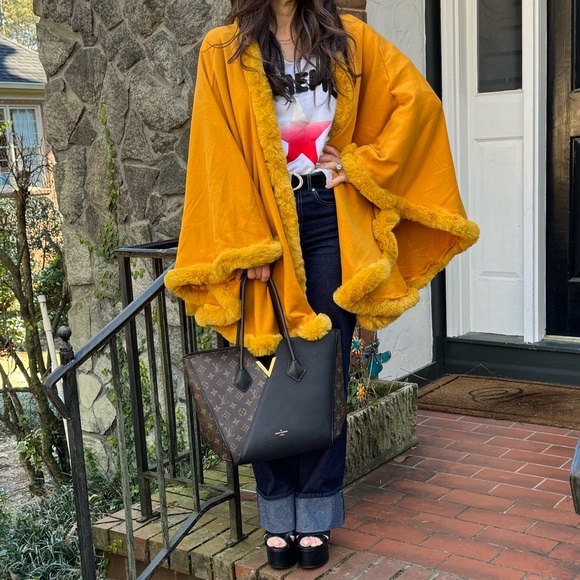 40 Gorgeous Faux fur Trim Poncho Jacket - Picture 2 of 6